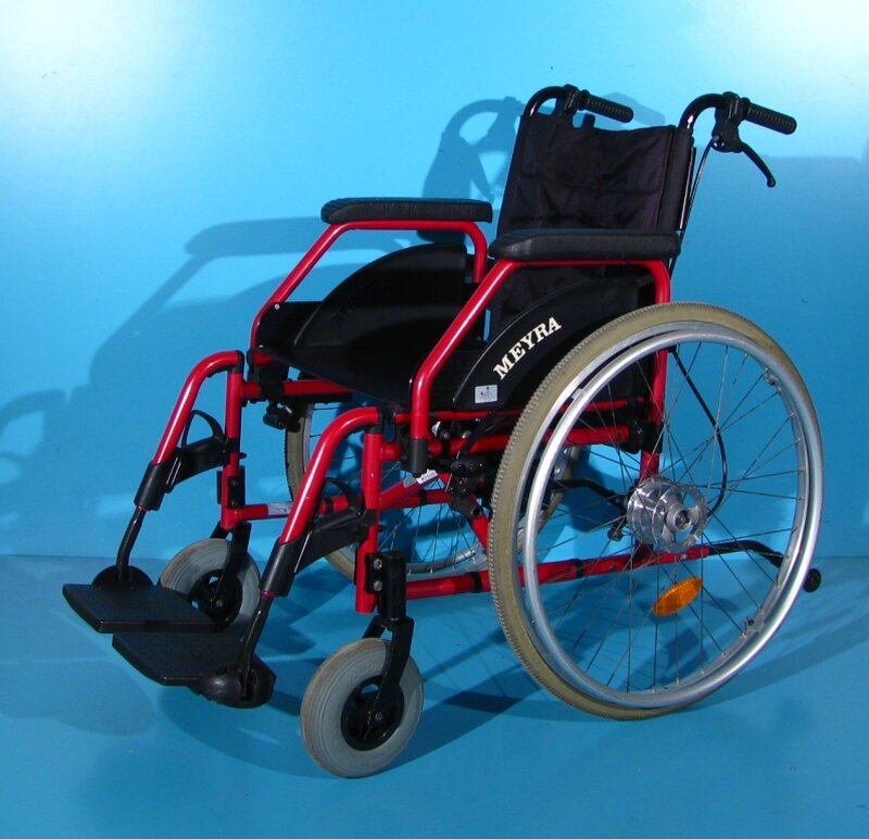 Scaun cu rotile din aluminiu Meyra, latime sezut 46 cm.