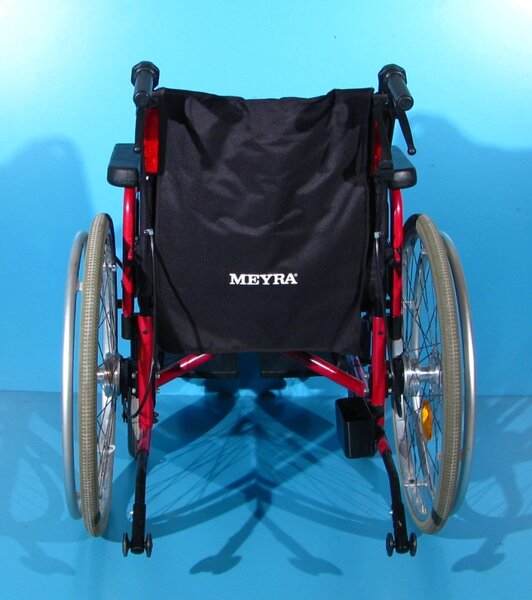 Scaun cu rotile din aluminiu Meyra, latime sezut 46 cm.